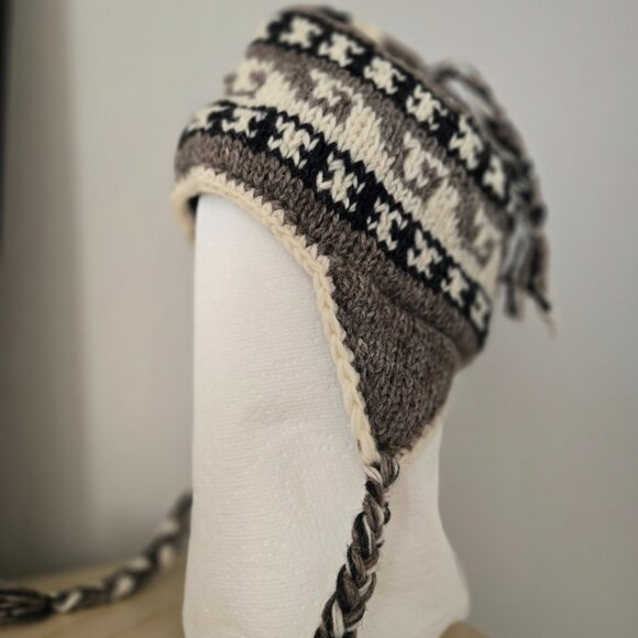 Made in Nepal wool knitted tie bonnet - Picture 7 of 8